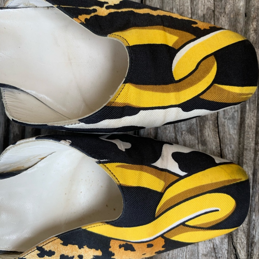 Stuart Weitzman Hold Link Shoes - Picture 8 of 10